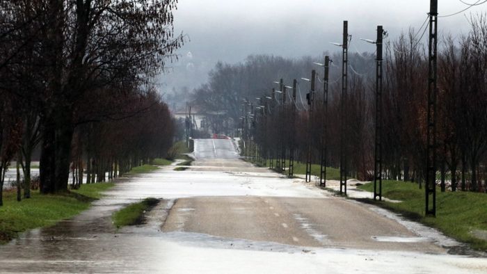 20230119 Sajóivánka

Az elmúlt napok intenzív esőzései nyomán a Sajó ismét kilépett a medréből, az áradás miatt a Magyar Közút Nonprofit Zrt. 2023. 
január 18-án este lezárta a Borsod-Abaúj-Zemplén vármegyei Putnok és Sajóvelezd közötti mellékút közel 1,5 kilométeres, 
illetve 2023. január 19-én hajnalban a 26-os főút és Sajókaza közötti alsóbbrendű út 1 kilométeres szakaszát.

Fotó: Vajda János VJ
Észak-Magyarország