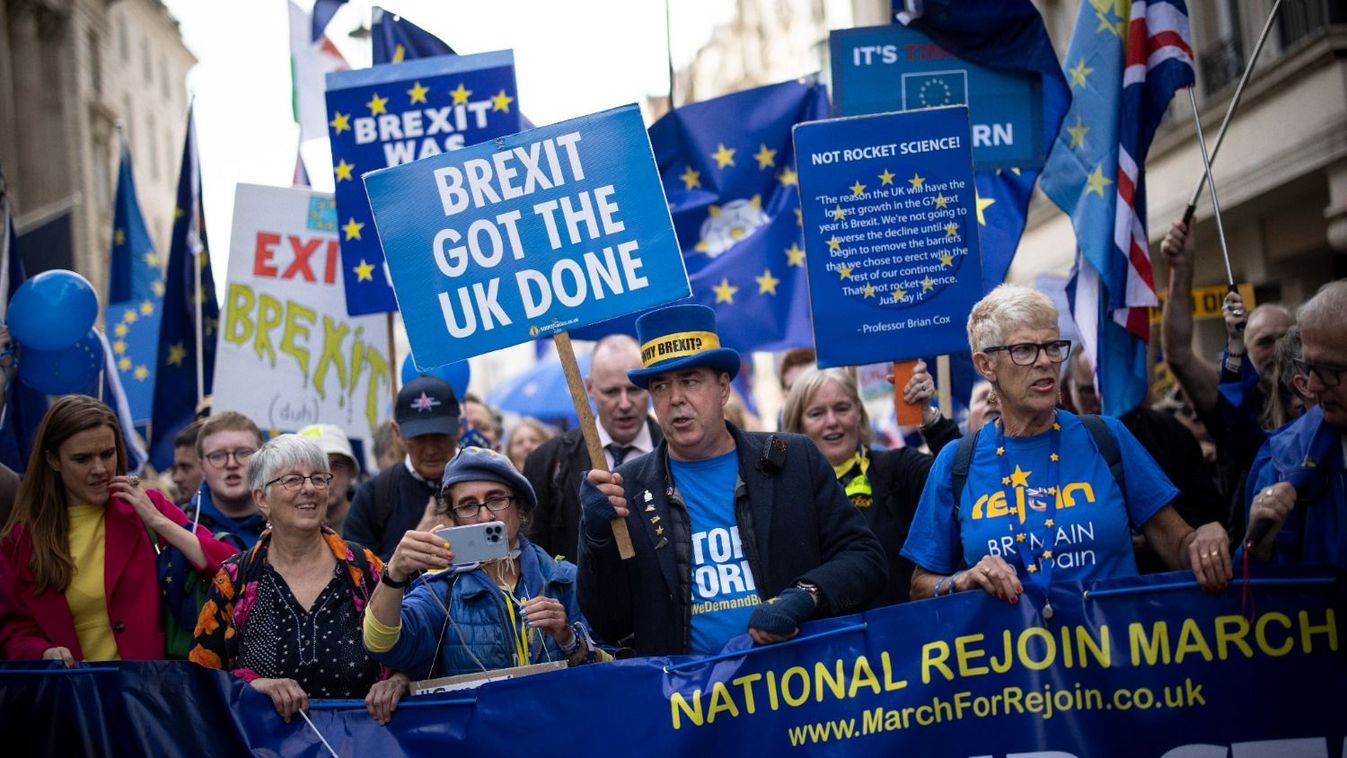 Hazájuk visszalépését követelik az Európai Unióba brit tüntetők Londonban 2022. október 22-én.