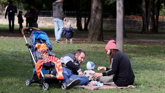 Kiszámolták: ennyivel növeli meg a harminc év alatti anyák adómentessége a gyermekgondozási ellátásokat
