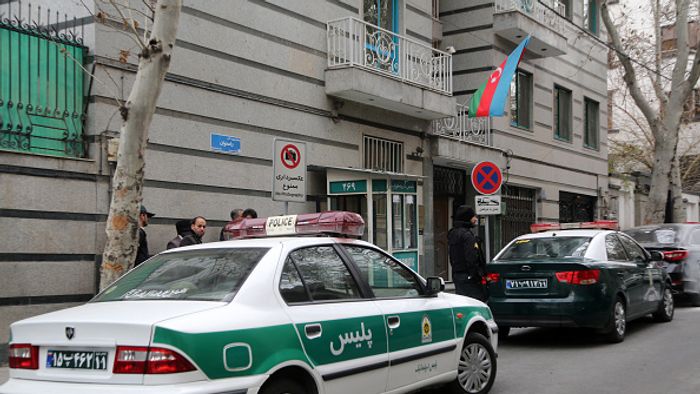 Támadás érte Azerbajdzsán teheráni nagykövetségét, egy biztonsági őr meghalt