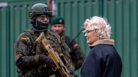 Nagy fejetlenségre utal a német kormányban a védelmi miniszter bukása
