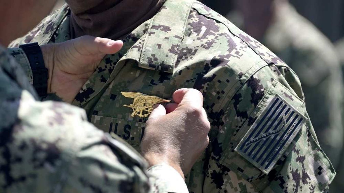 Az amerikai haditengerészet jelvényét tűzik fel az egyik katonára. (Fotó: American Military News / Twitter)