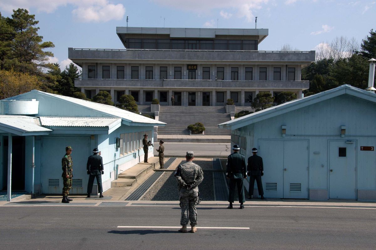 Észak-Korea Dél-Korea felől Panmindzsonban. Elöl dél-koreai és amerikai katonák láthatók. (Forrás: Wikimedia Commons)