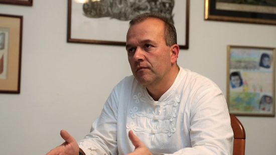 Gaudi-Nagy Tamás szerint primitív, magyar- és kereszténygyalázó fércmunka a Mi kis falunk