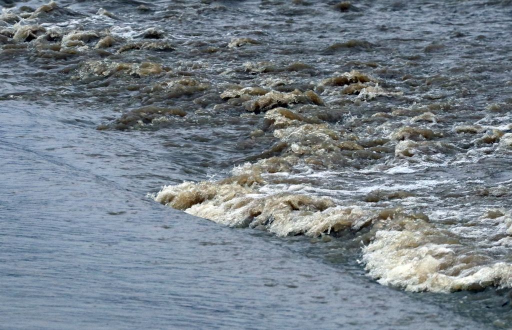 20230119 Sajóivánka

Az elmúlt napok intenzív esőzései nyomán a Sajó ismét kilépett a medréből, az áradás miatt a Magyar Közút Nonprofit Zrt. 2023. 
január 18-án este lezárta a Borsod-Abaúj-Zemplén vármegyei Putnok és Sajóvelezd közötti mellékút közel 1,5 kilométeres, 
illetve 2023. január 19-én hajnalban a 26-os főút és Sajókaza közötti alsóbbrendű út 1 kilométeres szakaszát.

Fotó: Vajda János VJ
Észak-Magyarország