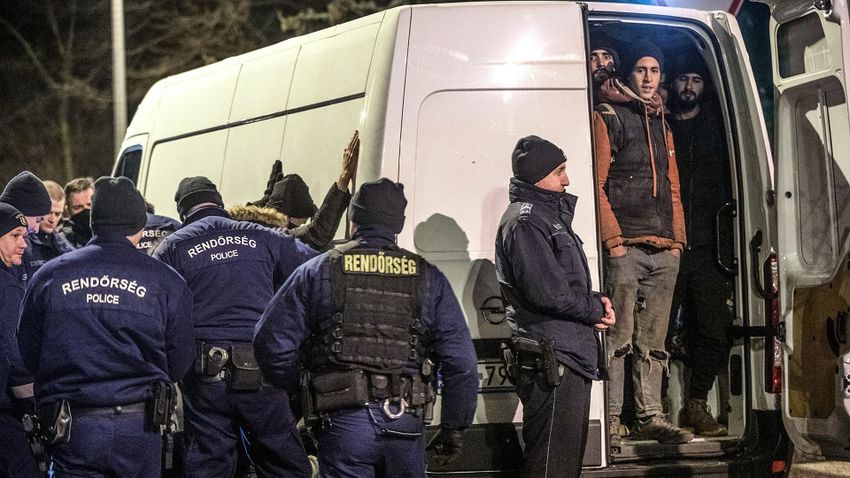 Harminckét határsértőt zsúfolt a furgonjába a szenegáli embercsempész, a magyar rendőrök elkapták