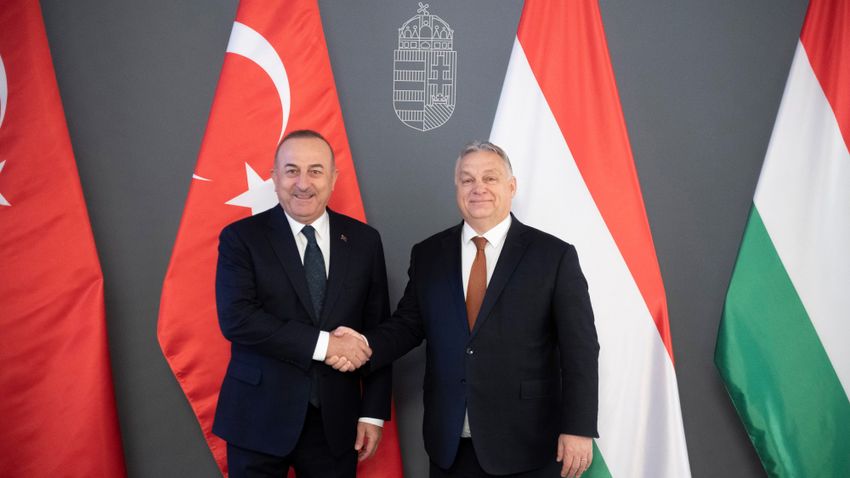 Orbán Viktor Törökország külügyminiszterével tárgyalt