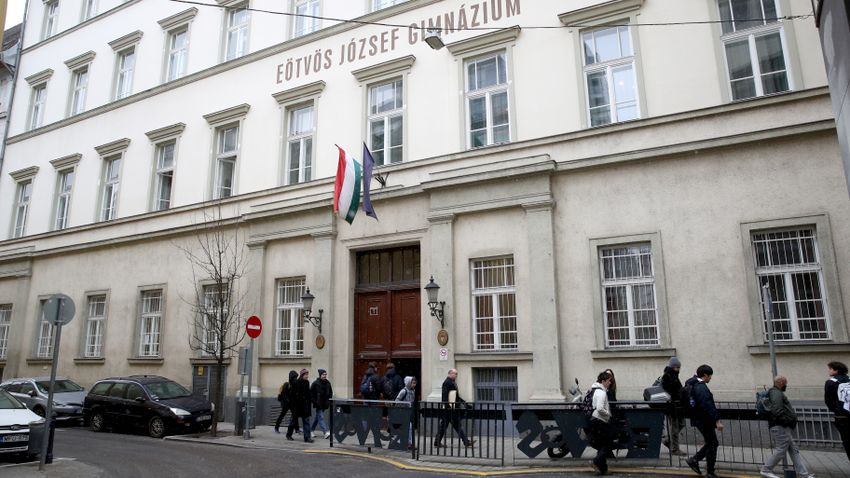 Az Eötvös József Gimnázium diákjai nem beszélhetnek a vesztegetési botrányról