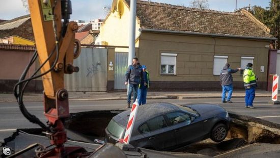 Beszakadt az úttest Debrecenben egy autó alatt + videó