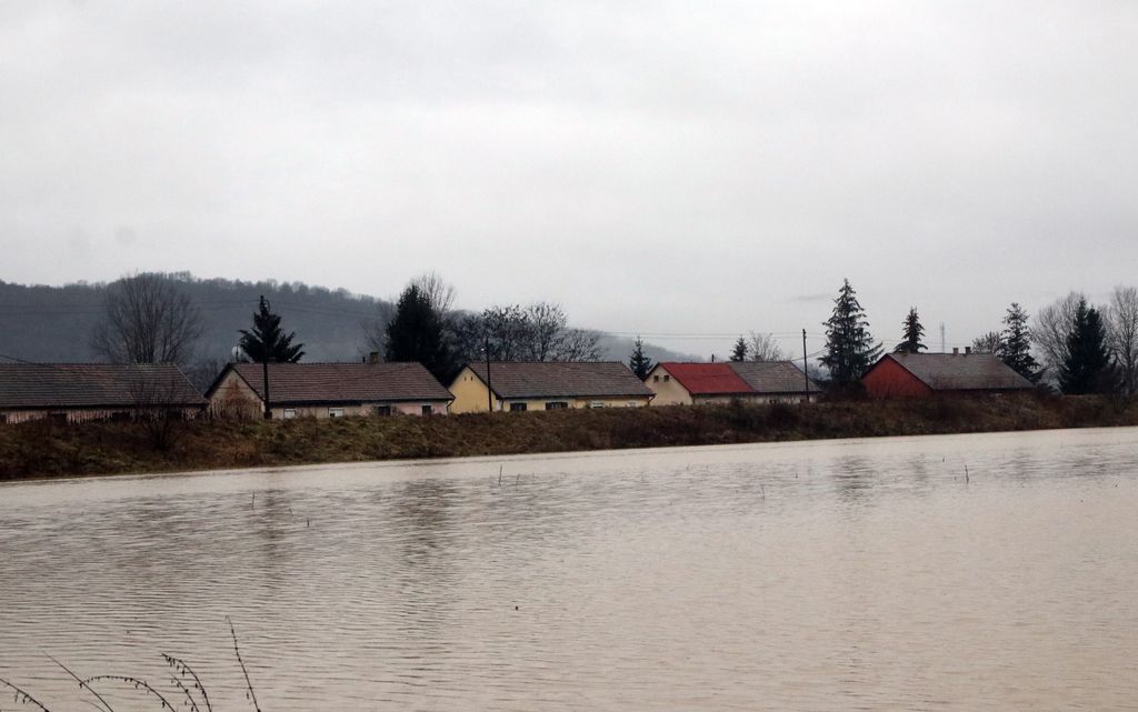 20230119 Sajóivánka

Az elmúlt napok intenzív esőzései nyomán a Sajó ismét kilépett a medréből, az áradás miatt a Magyar Közút Nonprofit Zrt. 2023. 
január 18-án este lezárta a Borsod-Abaúj-Zemplén vármegyei Putnok és Sajóvelezd közötti mellékút közel 1,5 kilométeres, 
illetve 2023. január 19-én hajnalban a 26-os főút és Sajókaza közötti alsóbbrendű út 1 kilométeres szakaszát.

Fotó: Vajda János VJ
Észak-Magyarország