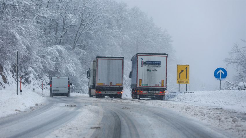 A nagy havazás miatt lezárták az utat Szlovéniába egyes járművek előtt