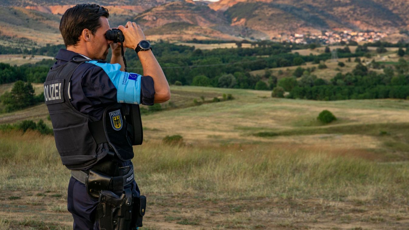 Német rendőr kémleli a határt. A Frontex tisztek mintegy 15 százaléka Németországból érkezik az EU határ- és partvédelmi ügynökségéhez. Forrás: Frontex / Twitter)