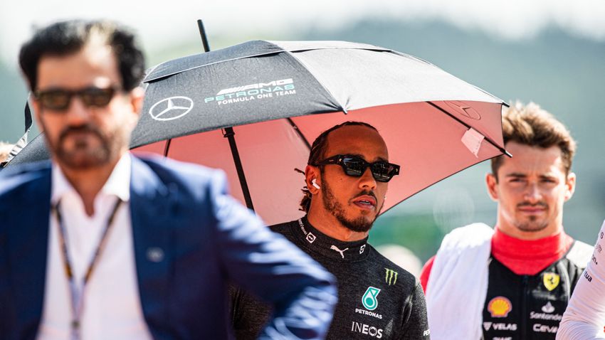 Leclerc lehet Hamilton utódja a Mercedesnél?