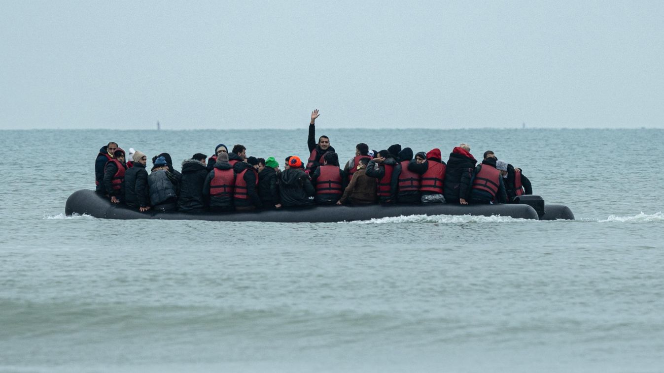 EXILE : LAST STEP, THE BOAT CROSSING - MIGRANTS - LOON PLAGE