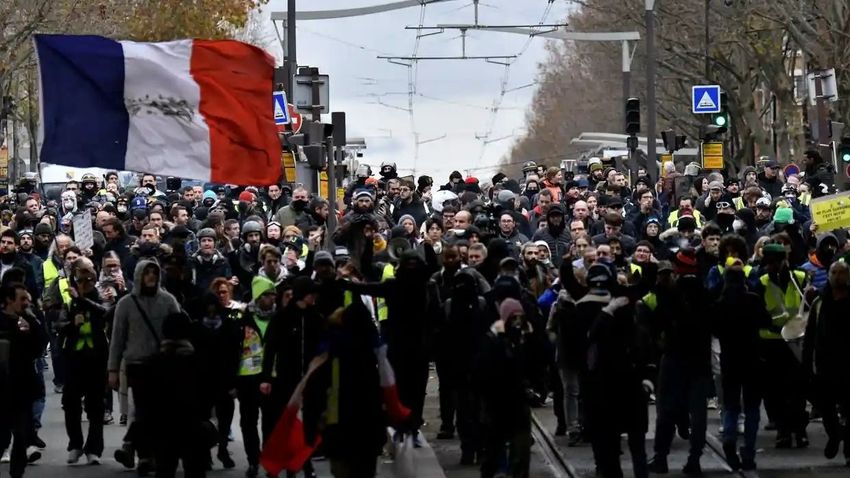 Országos sztrájkkal tiltakoznak a szakszervezetek a francia nyugdíjreform ellen