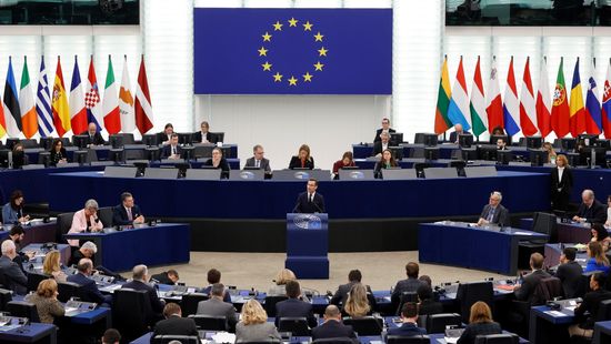 Teljesen egyetértek Bayer Zsolttal: nem kell most kilépni az unióból, helyette euxit kell!