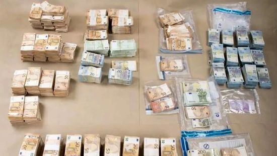 Házkutatások és vastag pénzkötegek: új részletek a korrupciós ügyről