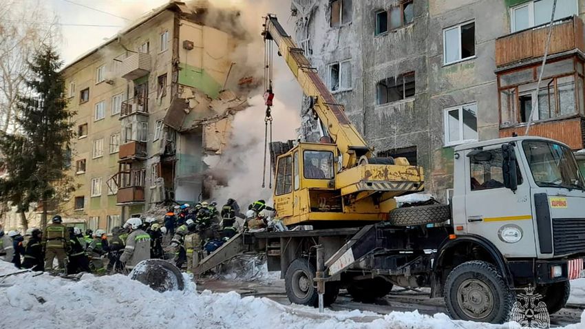 Gázrobbanás Novoszibirszkben, összedőlt egy ötszintes épület két lépcsőháza