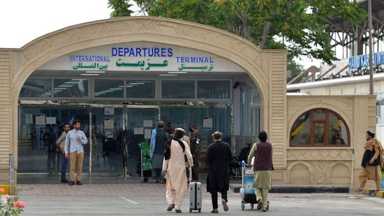 Több tucat afgán rohamozta meg a kabuli repteret