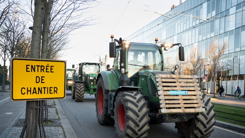 Traktoros gazdák lepték el Párizs utcáit + Galéria