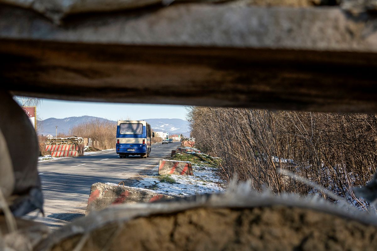 Kilátás a betonerődítés lőréséből a Beregszászról Munkács felé tartó főút mentén