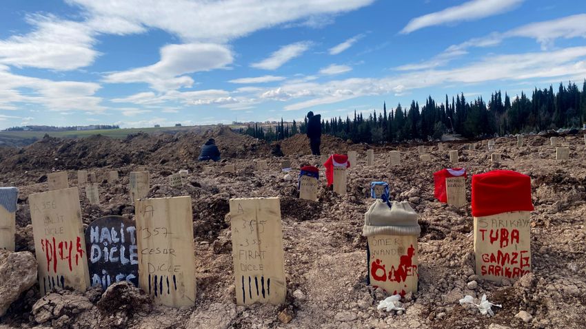 Tömegsírokba temetik a törökországi földrengés áldozatait