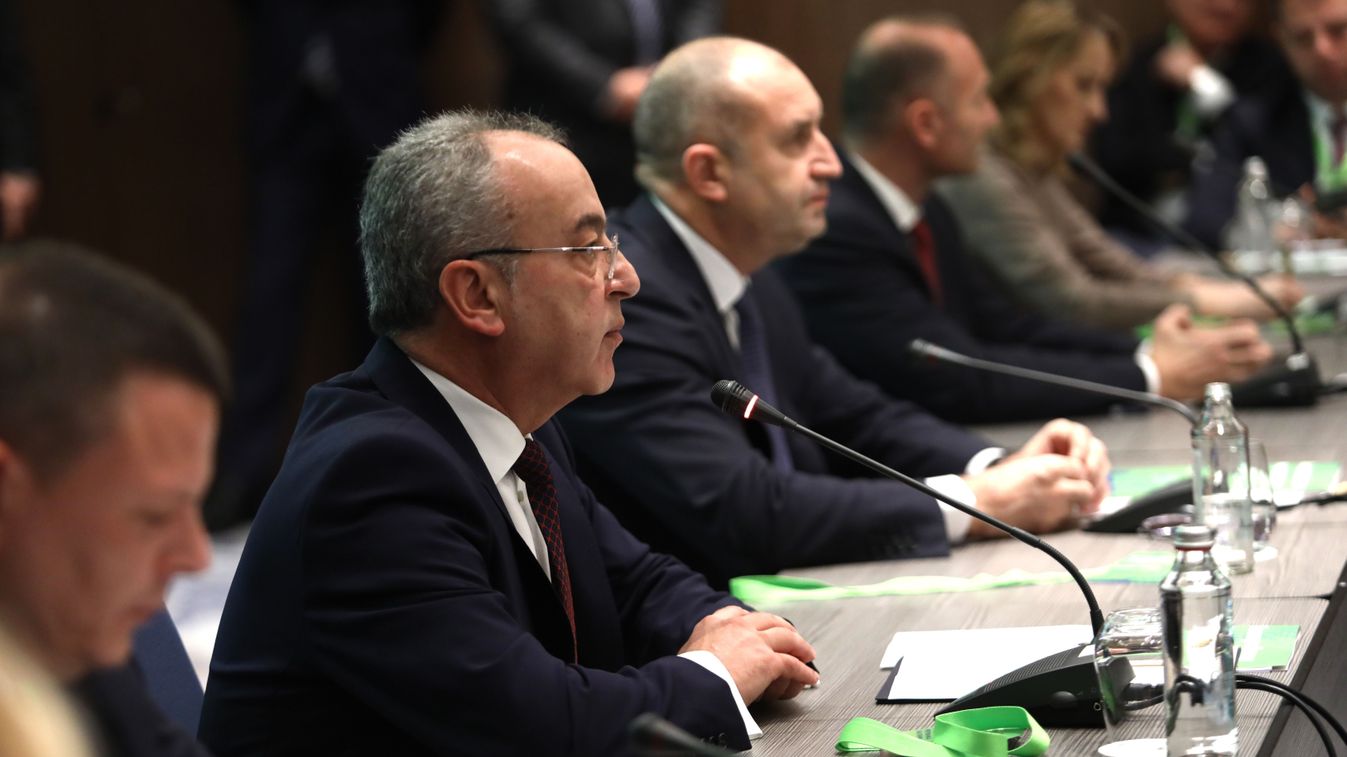 Galab Donev bolgár miniszterelnök felszólal egy minisztertanácsi ülésen. (Fotó: Bolgár minisztertanács sajtószolgálata)