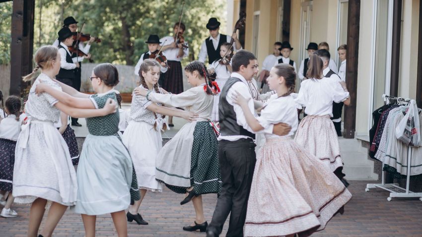 Minden program önazonosságunkat erősíti