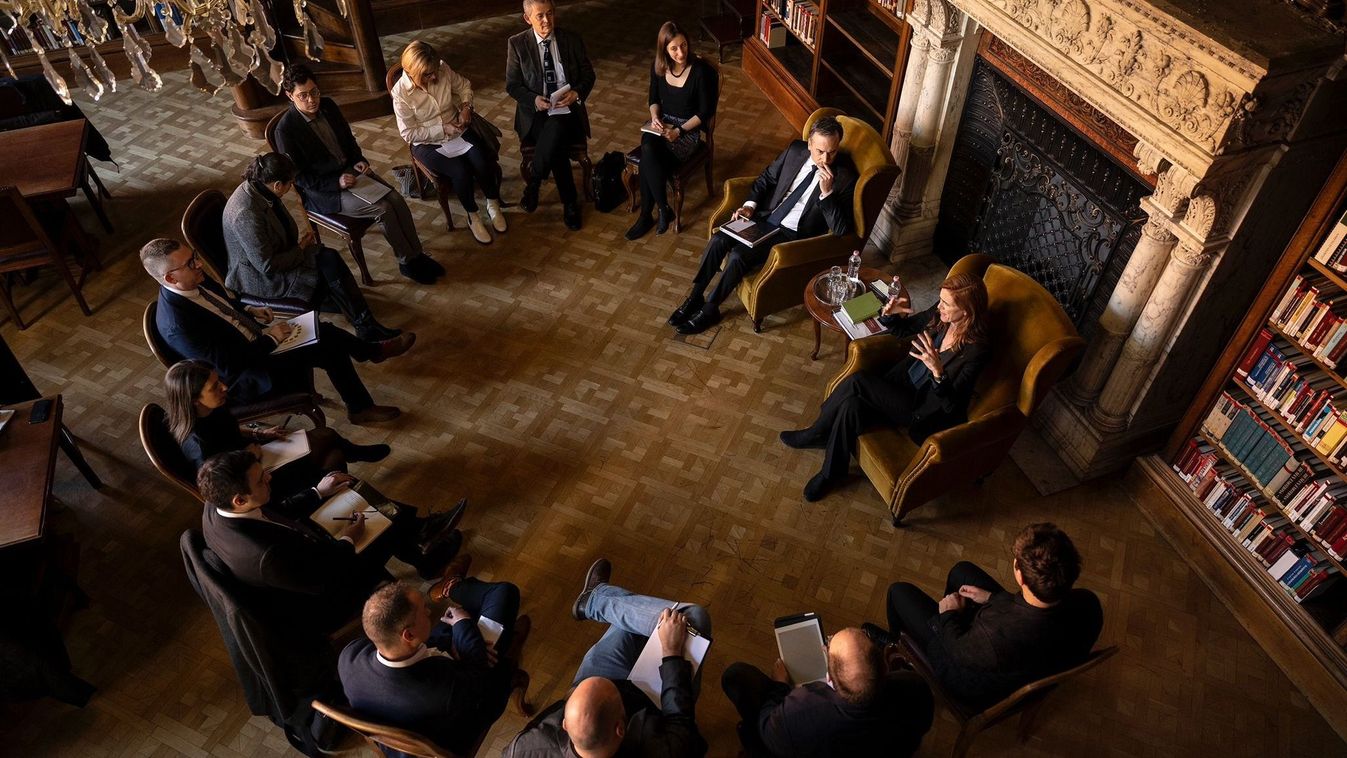 David Pressman budapesti amerikai nagykövet és Samantha Power az USAID vezetője találkozott az ellenzéki média néhány képviselőjével a fővárosi Szabó Ervin könyvtárban 2023.02.11-én. (Forrás: Samantha Power / Twitter)