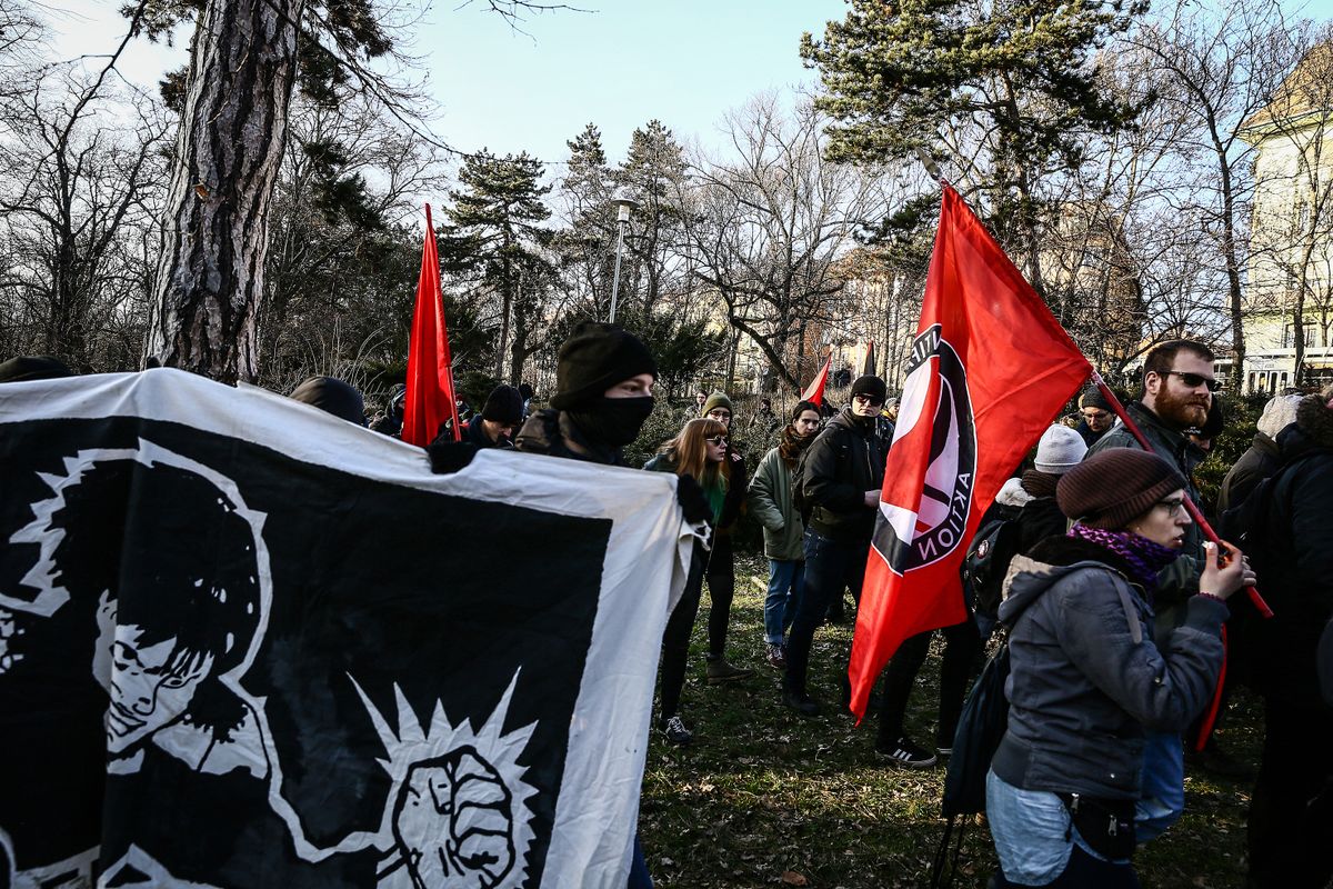 A szélsőbaloldali német Antifa csoport tagjai lehettek az elkövetők.
