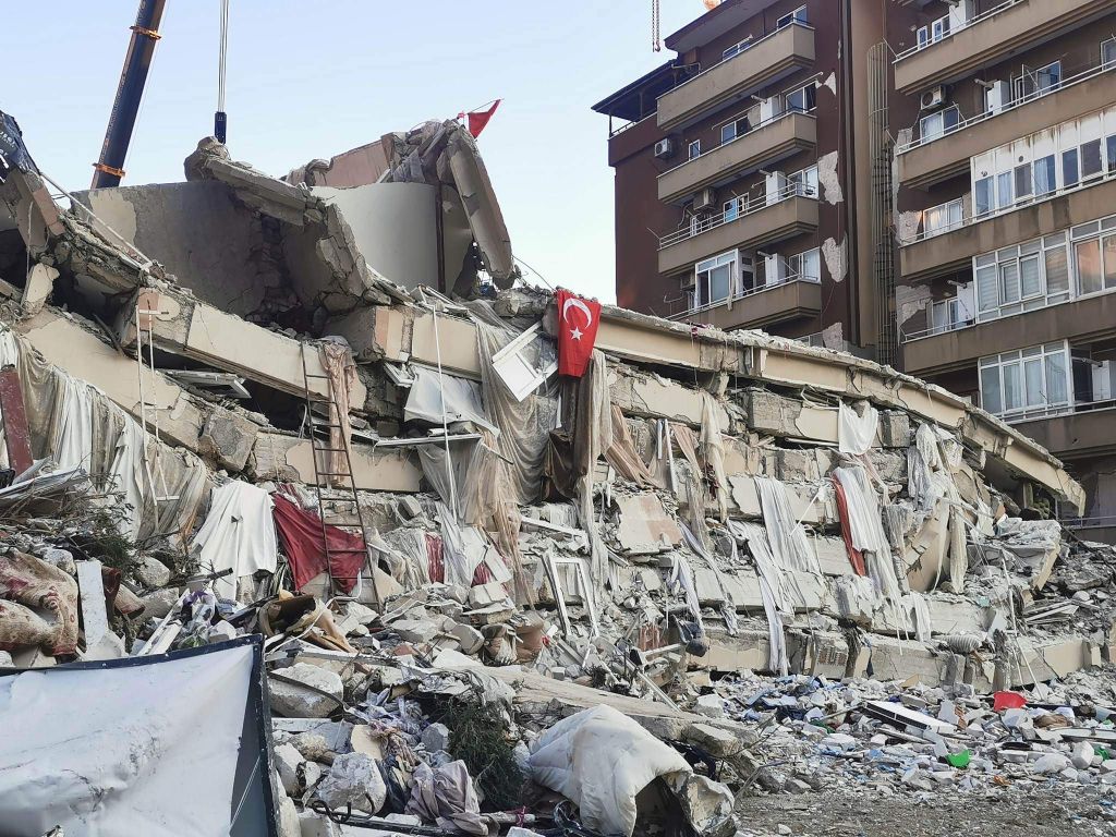 A helyszínen tartózkodók szerint Antakya éjszakára és hajnalra kísértetvárossá változik, aki tud, autóban alszik, és pár méterenként tüzeket gyújtanak a szabadban éjszakázók