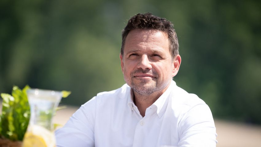 Miniszterelnöki babérokra tör a „lengyel Karácsony Gergely”