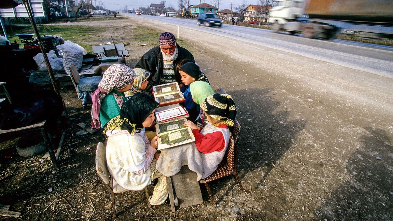 TUR, Turkey, Mittelmeer, Duezce: After the earthquake.- A hoca teaching little children how to read the Koran at the roadside in Kaynasil near Dueze.