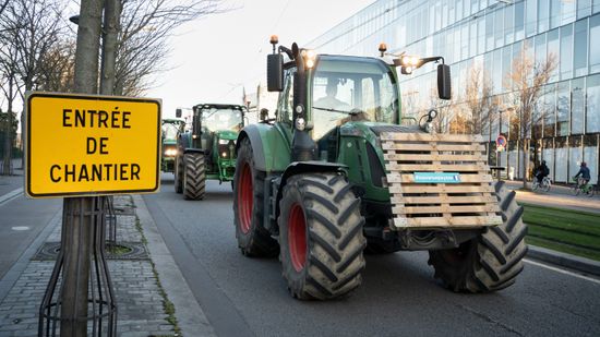 Képeken, amint ellepik a traktorok Párizst, mert betiltottak egy növényvédő szert