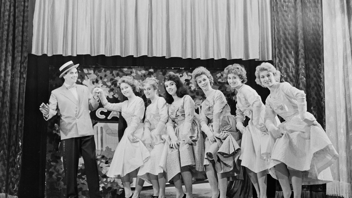 Borítókép: Rátonyi Róbert színművész és a tánckar a Nagymező utcai Budapest Táncpalotában (Moulin Rouge), 1960. (Fotó: Fortepan / Bauer Sándor)