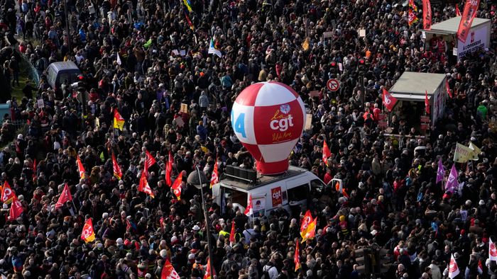 Újabb sztrájk és tüntetés a francia nyugdíjreform miatt + képek