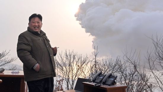 Kim Dzsong Un is ott volt az interkontinentális rakétákat is felvonultató díszszemlén