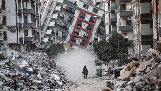 Mintegy kétszáz embert vettek őrizetbe Törökországban a földrengésben összedőlt épületek miatt