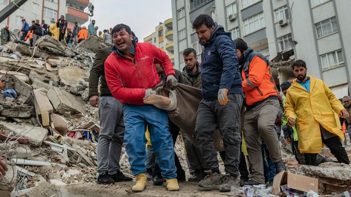 Tömegsírokba temetik a földrengés áldozatait + fotók, videók