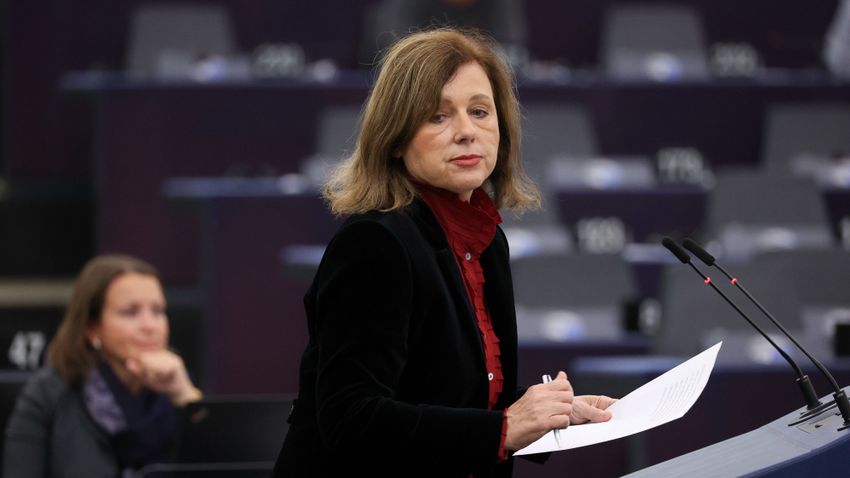 Folytatódik a hetes cikk szerinti eljárás, Jourová újra elítélte Magyarországot