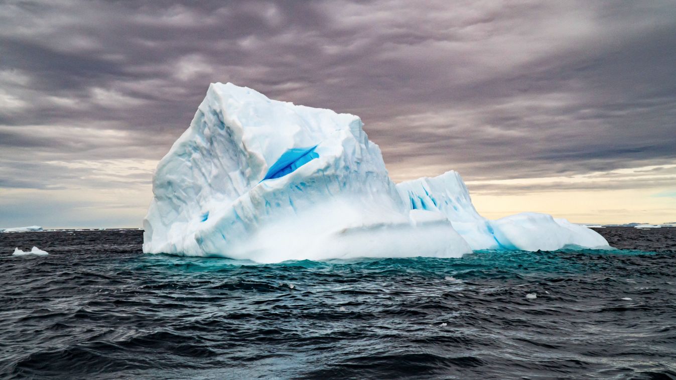 Melting iceberg with ice floes
olvadás