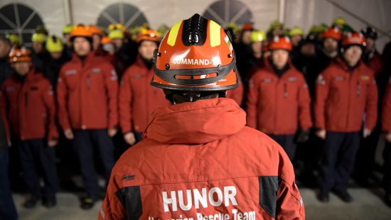 Már tizenkét túlélőt talált a magyar Hunor mentőcsapat