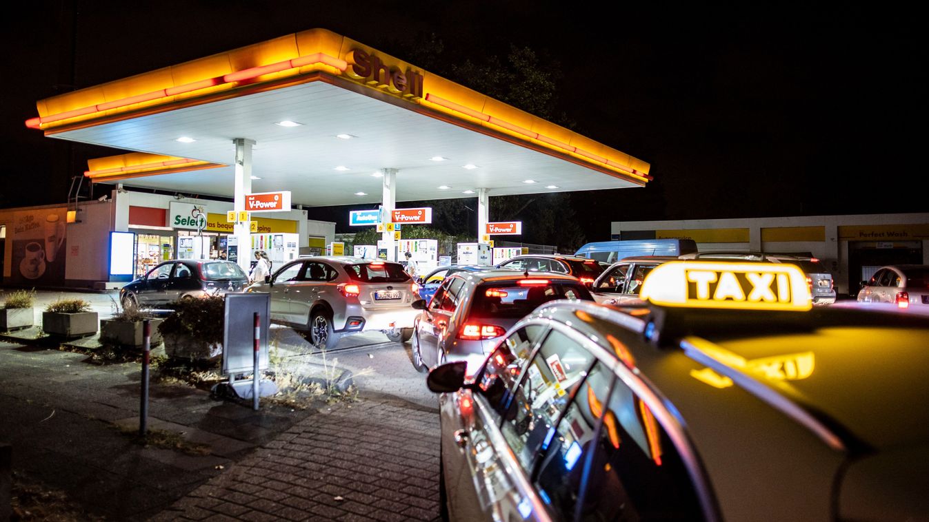 Fuel discount ends - rush at gas station in Duisburg