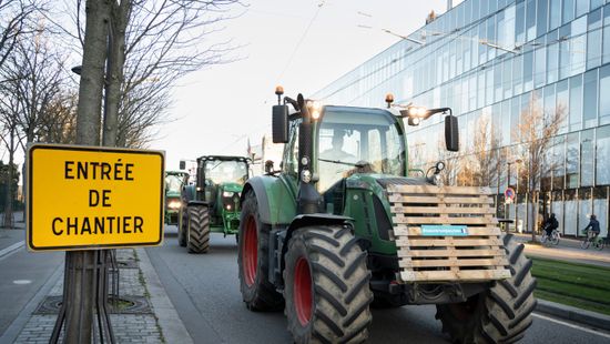 Traktoros gazdák lepték el Párizs utcáit + Galéria