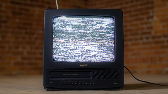 Bekapcsolva hagyott TV buktatta le az ágyneműtartóba bújt bűnözőt
