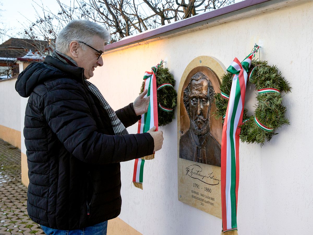 Zubánics László a beregszászi Európa-Magyar Ház belső udvarába száműzött magyar emléktáblák egyike előtt