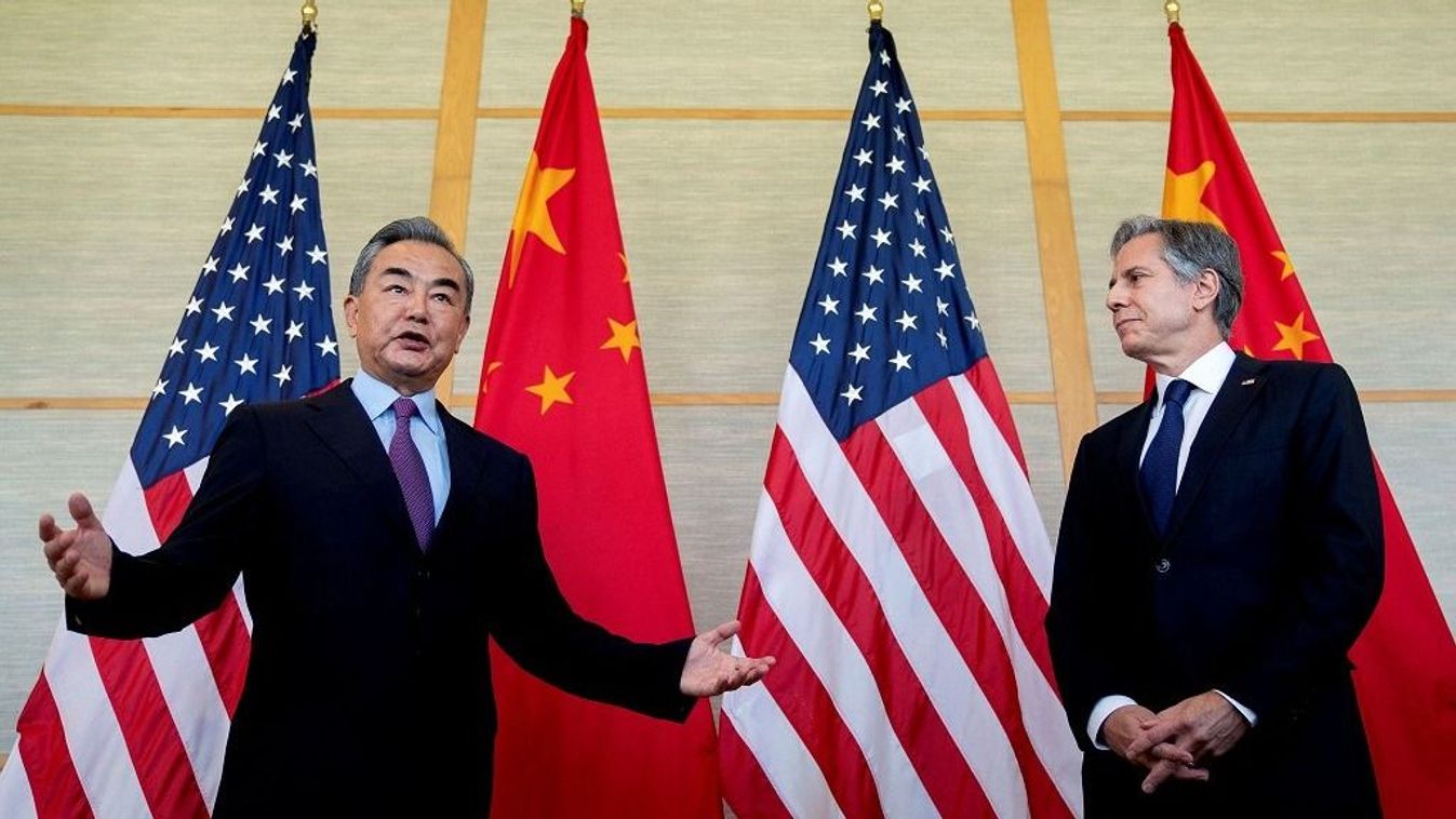 Vang Ji államtanácsos, a Kínai Kommunista Párt központi külügyi bizottságának igazgatója (b) és Antony Blinken amerikai külügyminiszter (j). (Fotó: Al Jazeera English / Twitter)