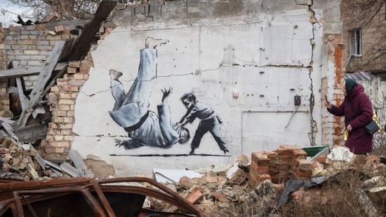 Banksy-graffitiből készített évfordulós bélyeget Ukrajna