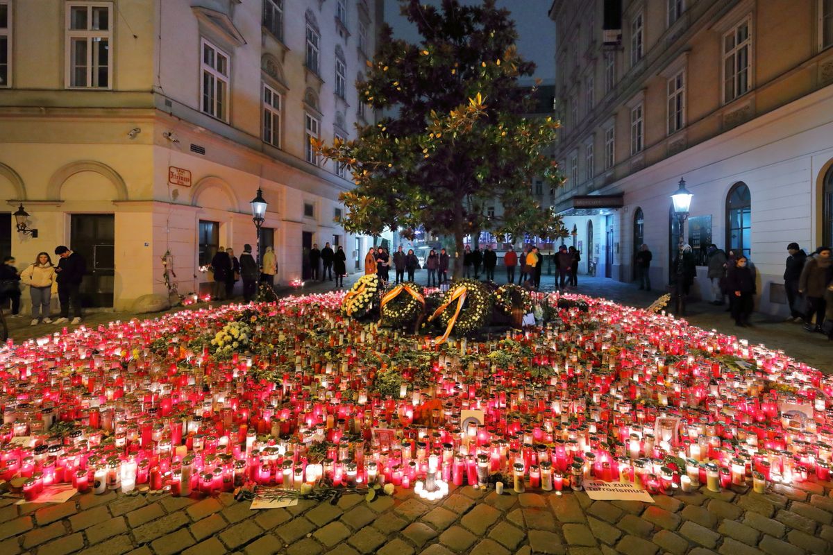 Gyertyák égnek a 2020-as bécsi terrortámadás egyik helyszínén, a Friedmann-Platz-on Bécsben, Ausztriában 2020. november 8-án. (Fotó: Wikimedia Commons / C.Stadler/Bwag)