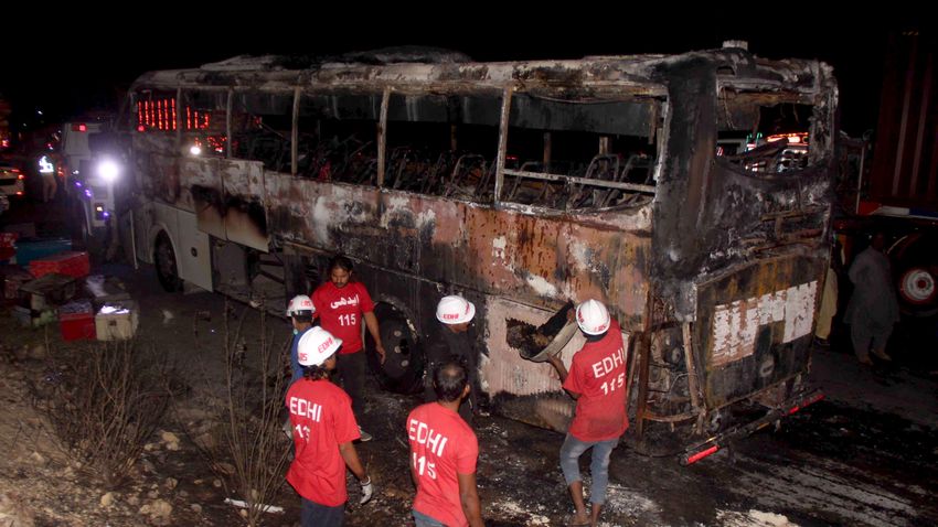 Autóbusz és teherautó karambolozott Pakisztánban, rengeteg a halott